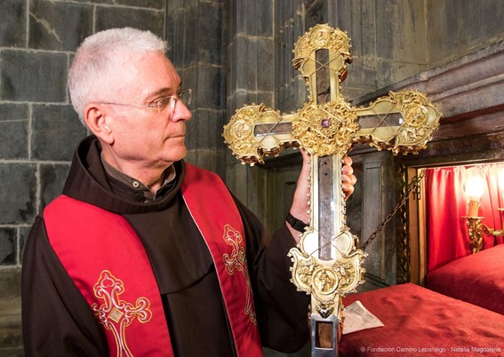 Camino Lebaniego.Padre Franciscano Patxi Bergara sostiene el Lignum Crucis. 